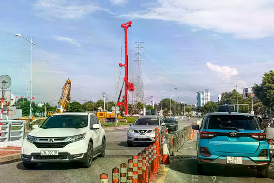 Cụm nút giao thông Lê Thanh Nghị – Cách mạng Tháng Tám – Thăng Long – Đường dẫn lên cầu Hòa Xuân (Đà Nẵng) đang được triển khai thi công. Ảnh XM.