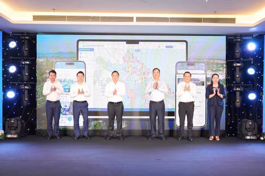 Lãnh đạo TP Huế tại lễ công bố và đưa vào khai thác ba nền tảng số: Hiến kế, Hỗ trợ doanh nghiệp và Bản đồ số dự án thu hút đầu tư. Ảnh Ngọc Hiếu.