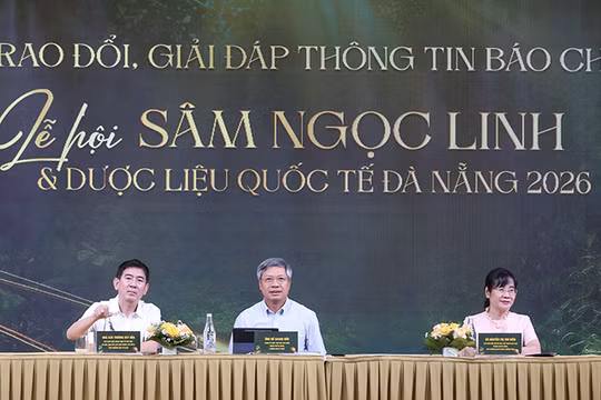 Ban Tổ chức trả lời hỏi đáp tại buổi họp báo công bố lễ hội Sâm Ngọc Linh và Dược liệu quốc tế 2026 với chủ đề "Sâm Ngọc Linh - Tinh hoa dược liệu thế giới". Ảnh XM.