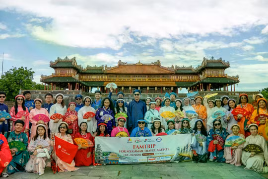 Đoàn Farmtrip của Hiệp Hội Liên minh Lữ hành Quốc gia Myanmar tham gia trải nghiệm du lịch tại Huế. Ảnh VD.