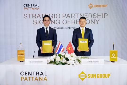 Đại diện Sun Group và Central Pattana tại lễ ký kết.