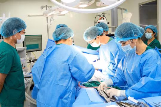 Các bác sĩ Trung tâm Tim mạch và Khoa Ngoại Tổng hợp Bệnh viện C Đà Nẵng thực hiện ca phẫu thuật cho bệnh nhân. Ảnh Nguyễn Lê.