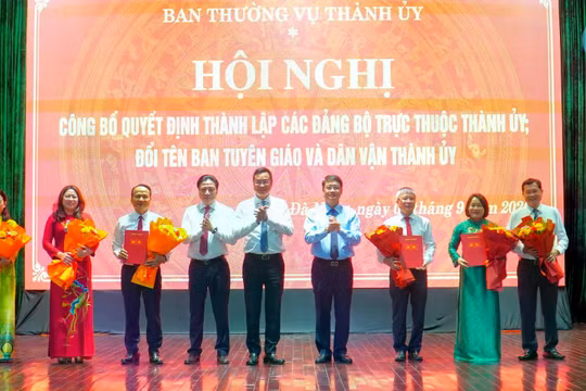 Bí thư Thành ủy Đà Nẵng trao các quyết định về thành lập 2 tổ chức Đảng, công tác cán bộ và đổi tên Ban Tuyên giáo và Dân vận Thành ủy thành Ban Tuyên giáo Thành ủy. Ảnh DNRT.