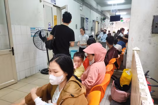 Bệnh nhi xếp hàng dài chờ thăm khám tại Trung tâm Nhi, Bệnh viện Trung ương Huế. Ảnh: Nguyễn Lê.