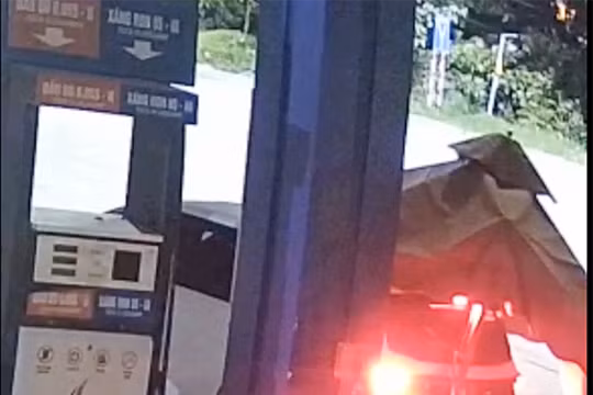 Hiện trường xe điện húc đổ trạm bơm Ure khiến cây xăng phải đóng cửa.