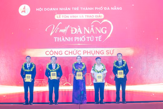 Bà Nguyễn Thị Anh Thi, Phó Chủ tịch UBND TP Đà Nẵng được vinh danh Giải thưởng “Vì một Đà Nẵng - Thành phố tử tế” ở nhóm Công chức phụng sự.Ảnh XM.