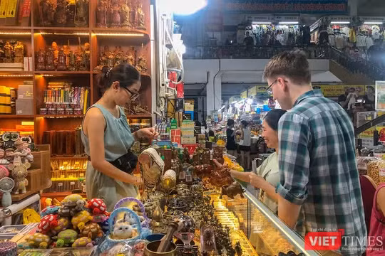 Tiểu thương kinh doanh hàng lưu niệm tại Chợ Cồn (Đà Nẵng). Ảnh XM.