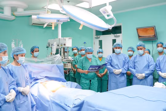 GS.TS Phạm Như Hiệp, Giám đốc Bệnh viện T.Ư Huế (ảnh giữa) cùng Ê-kip phẫu thuật ghép tạng tiến hành mặc niệm, đọc lời tri ân người hiến tạng trước khi thực hiện chuỗi phẫu thuật cứu 6 bệnh nhân.