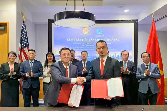Trung tâm Hỗ trợ khởi nghiệp đổi mới sáng tạo Đà Nẵng và Janus Group trao thỏa thuận hợp tác. Ảnh Startupdanang.vn.