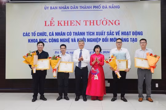 Phó Chủ tịch UBND TP Đà Nẵng Hồ Quang Bửu khen thưởng các tác giả, nhóm tác giả có sáng chế, giải pháp hữu ích được cấp văn bằng bảo hộ. Ảnh Khánh Nhi.
