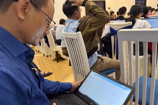 Khóa đào tạo “Ứng dụng trí tuệ nhân tạo trong xây dựng, quản trị thương hiệu và thiết kế bao bì sản phẩm xuất khẩu” dành cho doanh nghiệp tại Đà Nẵng. Ảnh XM.