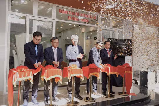Lãnh đạo TP Đà Nẵng quan khách cắt băng ra mắt Không gian trình diễn công nghệ và đổi mới sáng tạo TP Daegu (Hàn Quốc) tại Đà Nẵng.