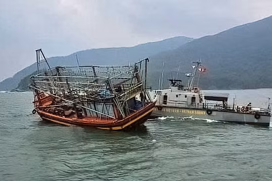 Tàu BP 08.9801 thuộc Hải đội Biên phòng 2, Bộ đội Biên phòng TP Đà Nẵng đang ứng cứu tàu cá bị nạn.