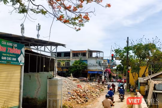 Công trình cầu và đường dẫn vào cầu Vạn Xuân chưa thông do vướng hộ dân chưa đồng thuận bàn giao mặt bằng. Ảnh Nguyễn Lê.