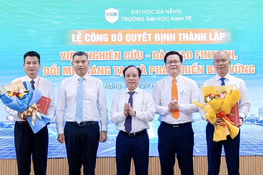 Lãnh đạo UBND TP Đà Nẵng, Đại học Đà Nẵng trao Quyết định thành lập và tặng hoa chúc mừng nhân sự lãnh đạo Viện Nghiên cứu - Đào tạo Fintech, đổi mới sáng tạo và phát triển bền vững. Ảnh: Tố Dân.