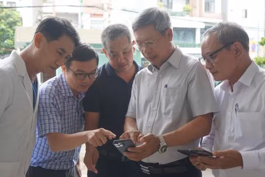 Phó Chủ tịch UBND TP Đà Nẵng Hồ Quang Bửu cùng lãnh đạo Sở Y tế Đà Nẵng kiểm tra khả năng vận hành của ứng dụng Y tế số OneCare tại Bệnh viện Đà Nẵng. Ảnh ĐQ.