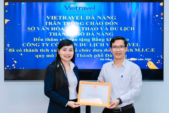 Ông Tán Văn Vương, Phó Giám đốc Sở VH-TT&DL TP Đà Nẵng tặng Giấy khen cho Vietravel.