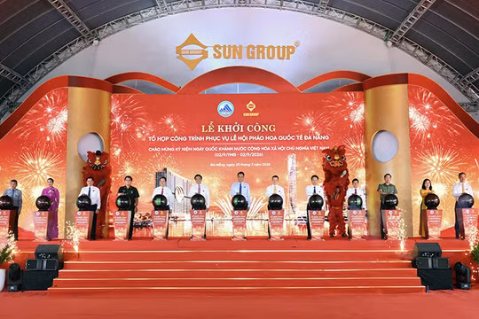 Các đại biểu thực hiện nghi lễ khởi công dự án Sun Galaxy Complex - tổ hợp lễ hội và giải trí đẳng cấp quốc tế đầu tiên của Đà Nẵng. Ảnh Lưu Huyền.