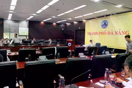 Chủ tịch UBND thành phố Đà Nẵng Nguyễn Mạnh Hùng chủ trì buổi làm việc với các sở ngành về tình hình cấp nước sạch trên địa bàn TP. Ảnh XM.