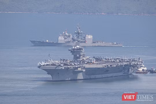 Tuần dương hạm USS Robert Smalls, hô hiệu CG-62 hộ tống tàu sân bay USS George Washington đến Đà Nẵng. Ảnh XM.