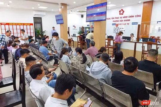 Người dân sử dụng dịch vụ tại Trung tâm Phục vụ hành chính công phường Hoà Khánh, Đà Nẵng. Ảnh XM.
