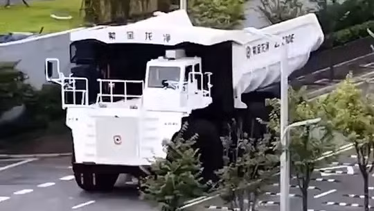 "Quái vật" xe tải điện chở 230 tấn đá xuất hiện ở Trung Quốc