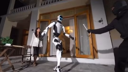 Robot tung cú đá móp cửa ô tô, trình diễn màn cứu mỹ nhân