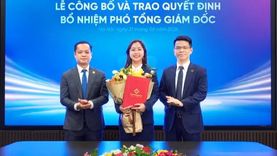 Bà Vũ Ngọc Lan Châu (ở giữa). Ảnh: KienlongBank.