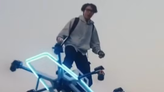 Gen Z chế tạo ván bay như trong phim Spider-Man