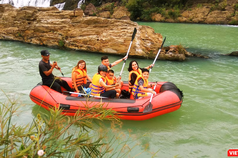 Chèo xuồng giữa những doi đá cổ trăm triệu năm dọc sông Sêrêpôk