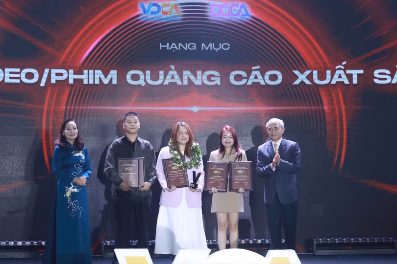 Ông Nguyễn Minh Hồng, Chủ tịch Hội Truyền thông số Việt Nam, Trưởng Ban Tổ chức VCA 2024 và Nhà báo Hà Kim Chi trao giải cho các đề cử đạt danh hiệu Video/Phim quảng cáo xuất sắc.