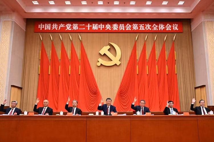 Các đại biểu dự họp biểu quyết thông qua nghị quyết hội nghị. Ảnh: Xinhua.