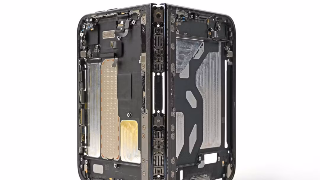 Tin nóng công nghệ 26/10: Phát hiện manh mối về lỗi nứt màn hình iPhone Duo