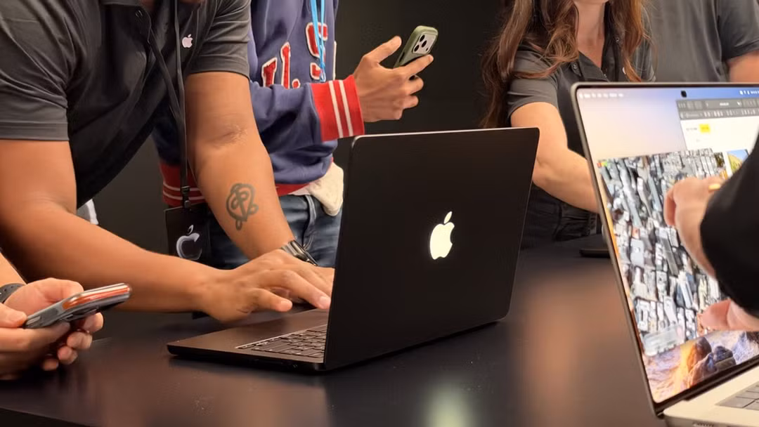 Logo quả táo phát sáng trở lại trên MacBook Pro thế hệ mới, sau 10 năm vắng bóng. Ảnh: 9to5Mac.