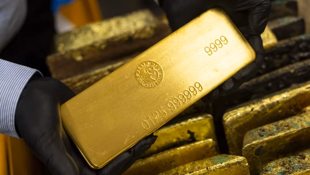 Giá vàng thế giới sáng 24/10 giảm xuống dưới mốc 4.000 USD/ounce, thấp nhất trong vòng 3 tháng qua. Ảnh: Bloomberg.