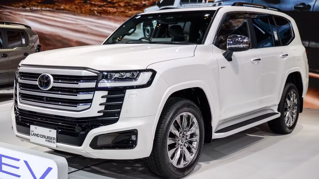 Hé lộ ngày Toyota Land Cruiser hybrid ra mắt, đại lý báo giá chênh tới 900 triệu đồng