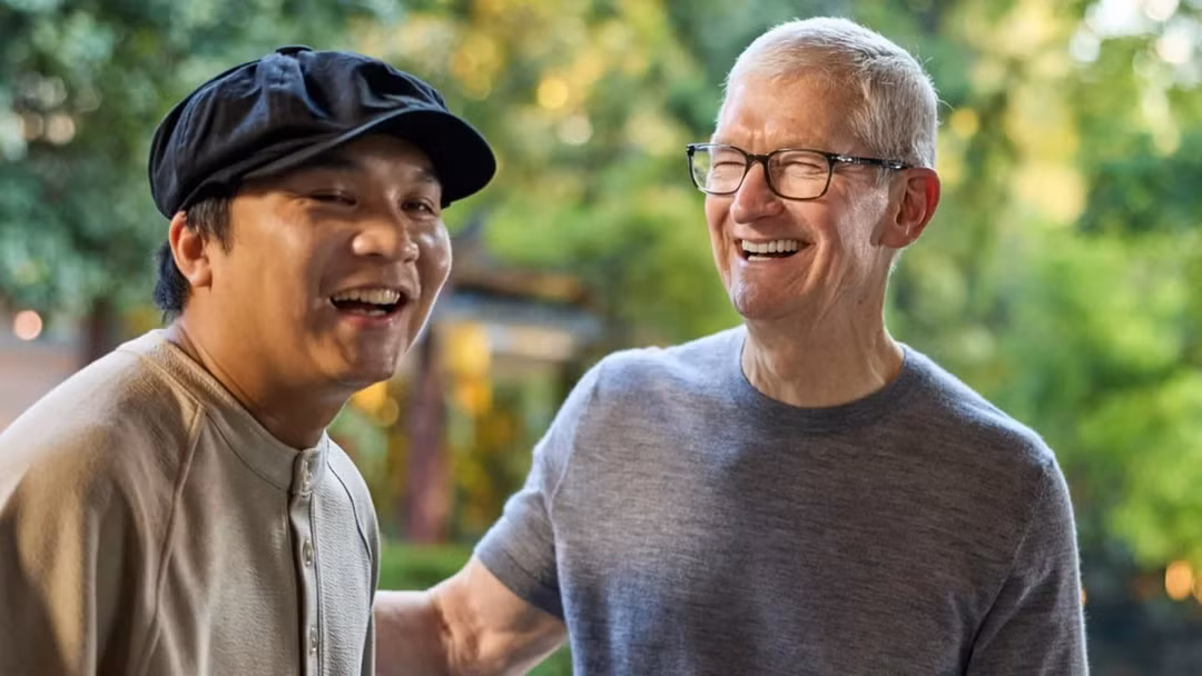 Tin nóng công nghệ 12/10: iPhone gập có thể khan hàng, Tim Cook đến Trung Quốc