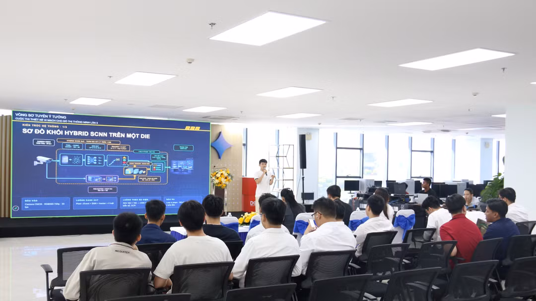 Đội thi trình bày thiết kế của mình trong ngày khởi tranh vòng Sơ tuyển Cuộc thi “Thiết kế vi mạch cho đô thị thông minh lần thứ 3” khu vực miền Trung diễn ra tại Đà Nẵng. Ảnh DISSC.