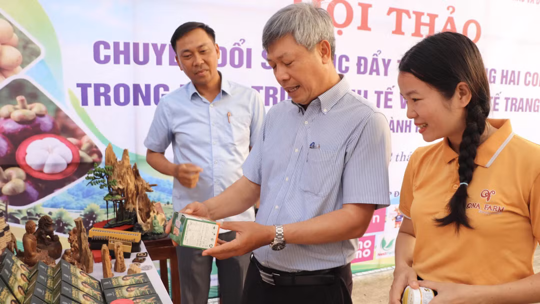 Ông Hồ Quang Bửu, Phó Chủ tịch UBND TP Đà Nẵng tham quan không gian trưng bày các sản phẩm kinh tế vườn tại hội thảo. Ảnh TĐ.
