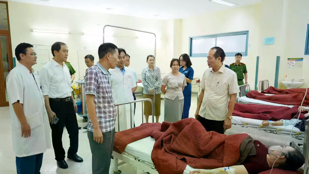 Lãnh đạo TP Huế đến thăm hỏi các công nhân của Công ty Scavi Huế bị ngộ độc phải nhập viện tại Bệnh viện Trung ương Huế cơ sở 2. Ảnh Nguyễn Lê.