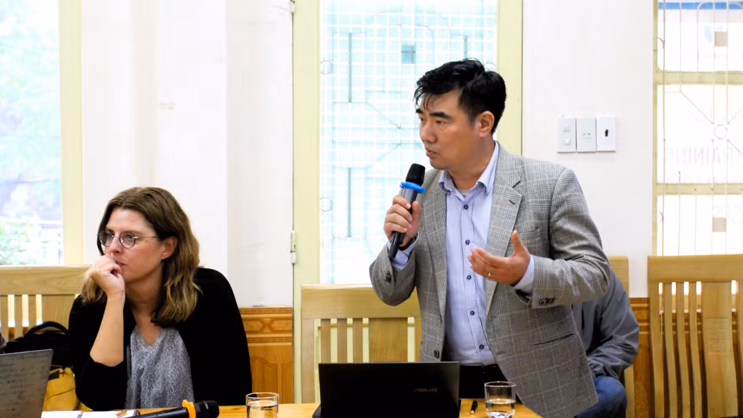 TS Cung Trọng Cường cùng chuyên gia nước ngoài trong một cuộc hội thảo về kinh tế tuần hoàn. Ảnh: Đình Toàn.