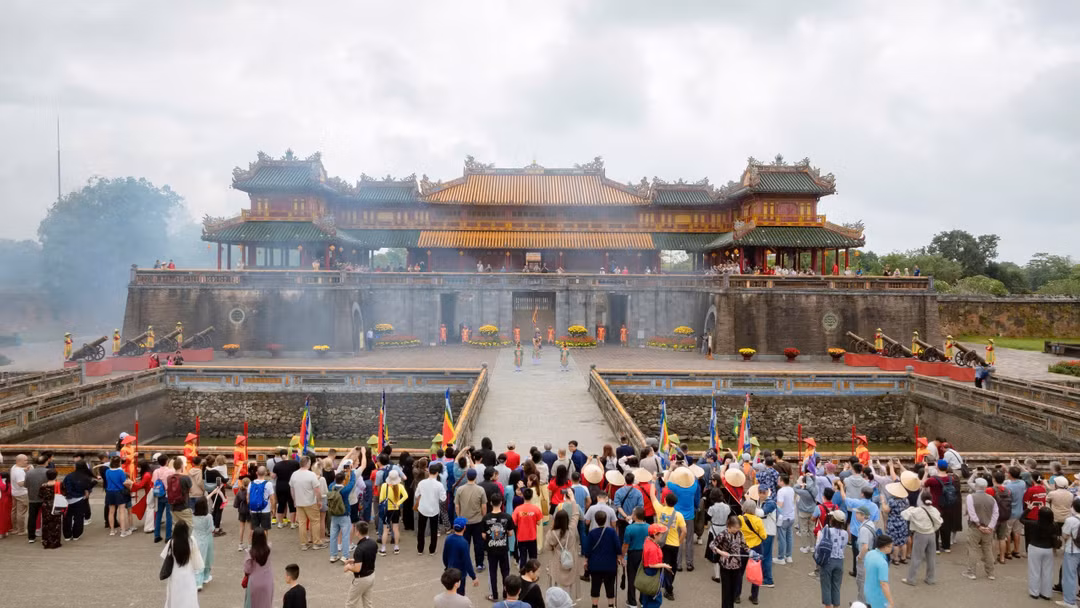 Du lịch Huế dịch chuyển sản phẩm du lịch từ “tham quan di tích” sang “trải nghiệm di sản sống”. Ảnh Hoàng Lê.