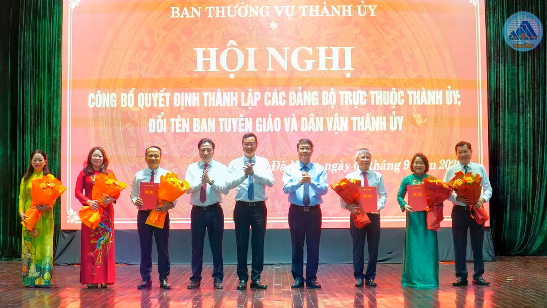 Bí thư Thành ủy Đà Nẵng trao các quyết định về thành lập 2 tổ chức Đảng, công tác cán bộ và đổi tên Ban Tuyên giáo và Dân vận Thành ủy thành Ban Tuyên giáo Thành ủy. Ảnh DNRT.