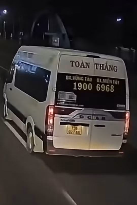 Khoảnh khắc xe khách 16 chỗ lật nhào sau va chạm trên Quốc lộ 51