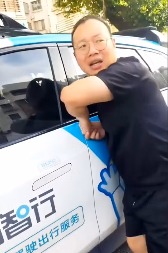Taxi tự lái kẹp chặt tay hành khách ở Trung Quốc
