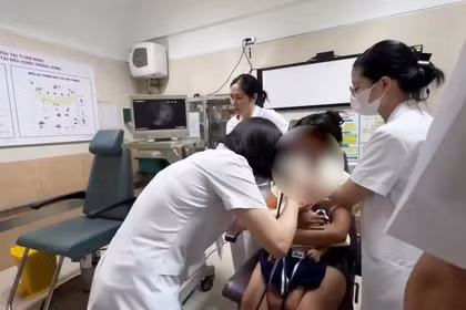 Bác sĩ sốc khi thấy nhiều bọ chét trong tai bé gái 2 tuổi