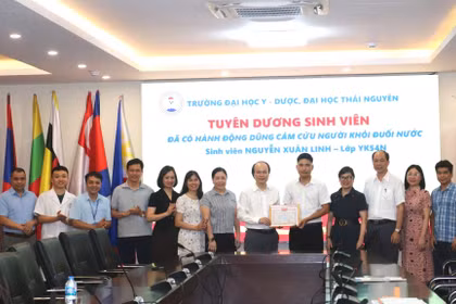 Tuyển dụng đặc cách nam sinh lao lên thác nước cứu bé trai đuối nước