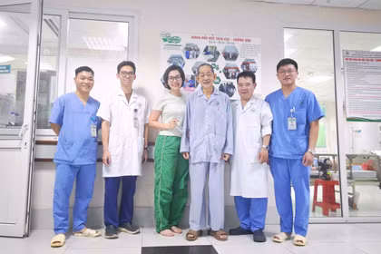 Ngừng tim giữa đường, cụ ông 71 tuổi thoát cửa tử nhờ ECMO, đặt stent