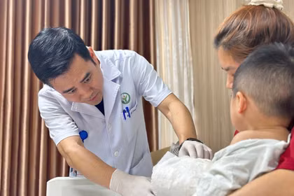 Cuộc chạy đua nghẹt thở cứu bàn tay gần đứt lìa của bé 22 tháng tuổi