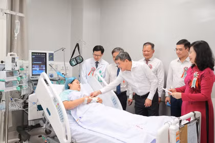 Bệnh viện Việt Đức cơ sở Ninh Bình mổ ca đầu tiên, hơn 300 người được khám miễn phí